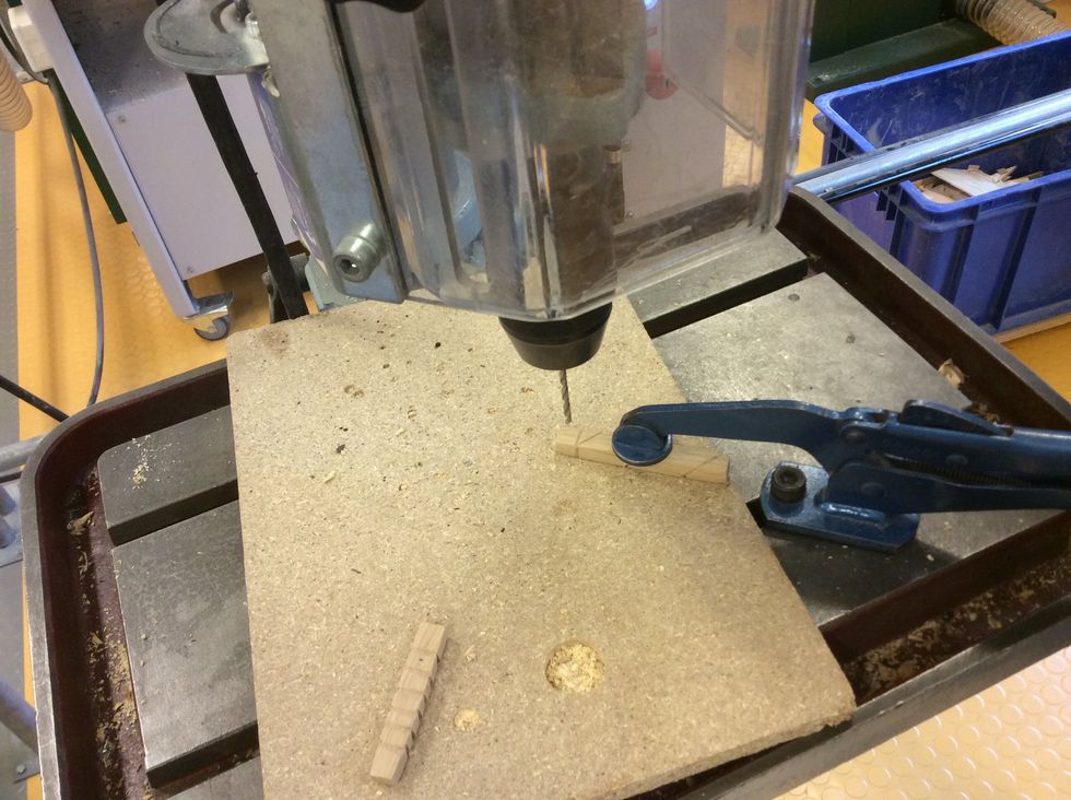 Dags att borra h\u00e5l. OBS prata med Fredrik innan du b\u00f6rjar. Anv\u00e4nd skyddsutrustning och sp\u00e4nn fast ekbiten innan du borrar.