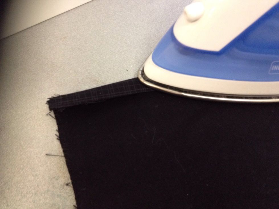 Dags att f\u00e5lla f\u00f6rkl\u00e4det. Vik in 1 cm av kanterna p\u00e5 sidan av f\u00f6rkl\u00e4det, stryk och