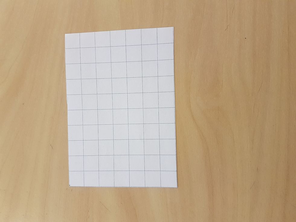 Dags att g\u00f6ra m\u00f6nstret till bit nr 2. Den ska vara 10 cm l\u00e5ng och 7 cm bred. Anv\u00e4nd rutigt papper, linjal och klipp ut med en papperssax.