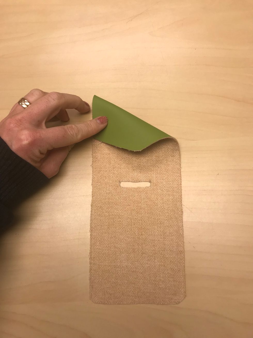 Dags att montera ihop alla bitar. B\u00f6rja med den du vill ha p\u00e5 baksidan med r\u00e4tsidan ned\u00e5t