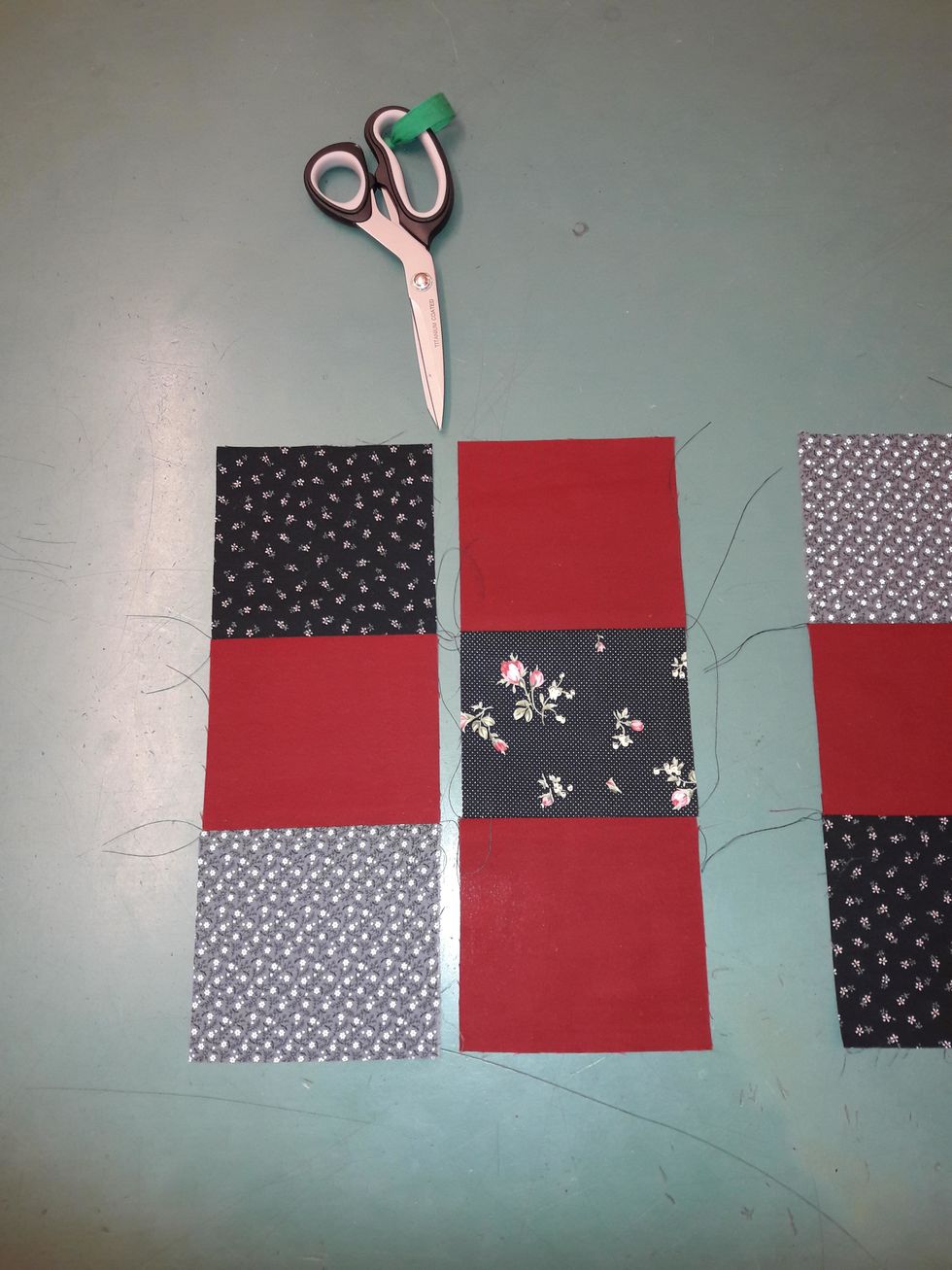 Dags att sy ihop! B\u00f6rja med den v\u00e4nstra och mittenraden. Gl\u00f6m inte att klippa bort alla tr\u00e5dar!