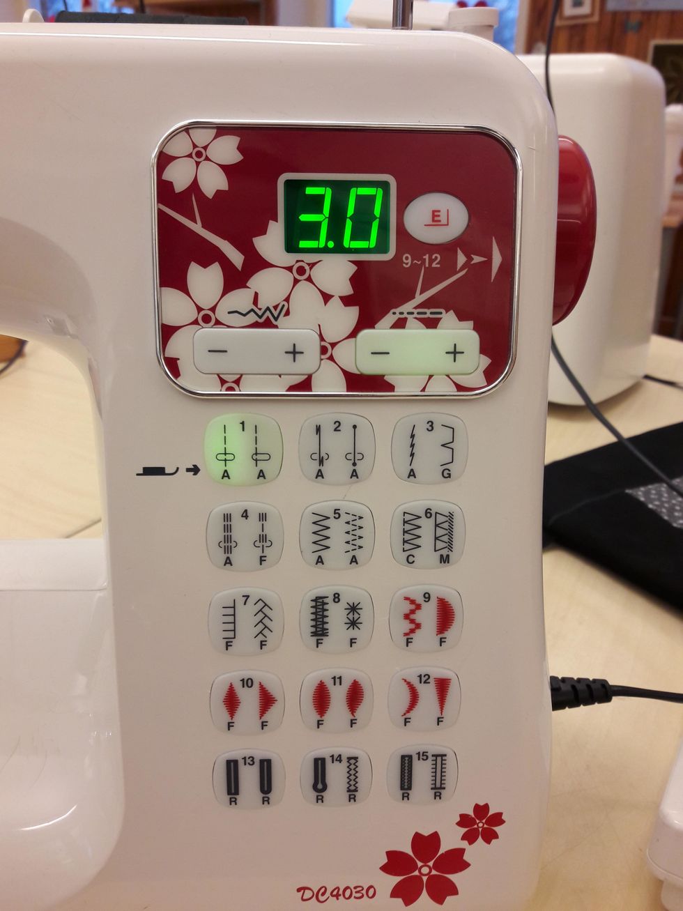 Dags att sy p\u00e5 symaskinen. Denna g\u00e5ng ska du \u00f6ka stygnl\u00e4ngden genom att trycka p\u00e5 plus l\u00e4ngst upp till h\u00f6ger tills det st\u00e5r 3,0 i rutan.