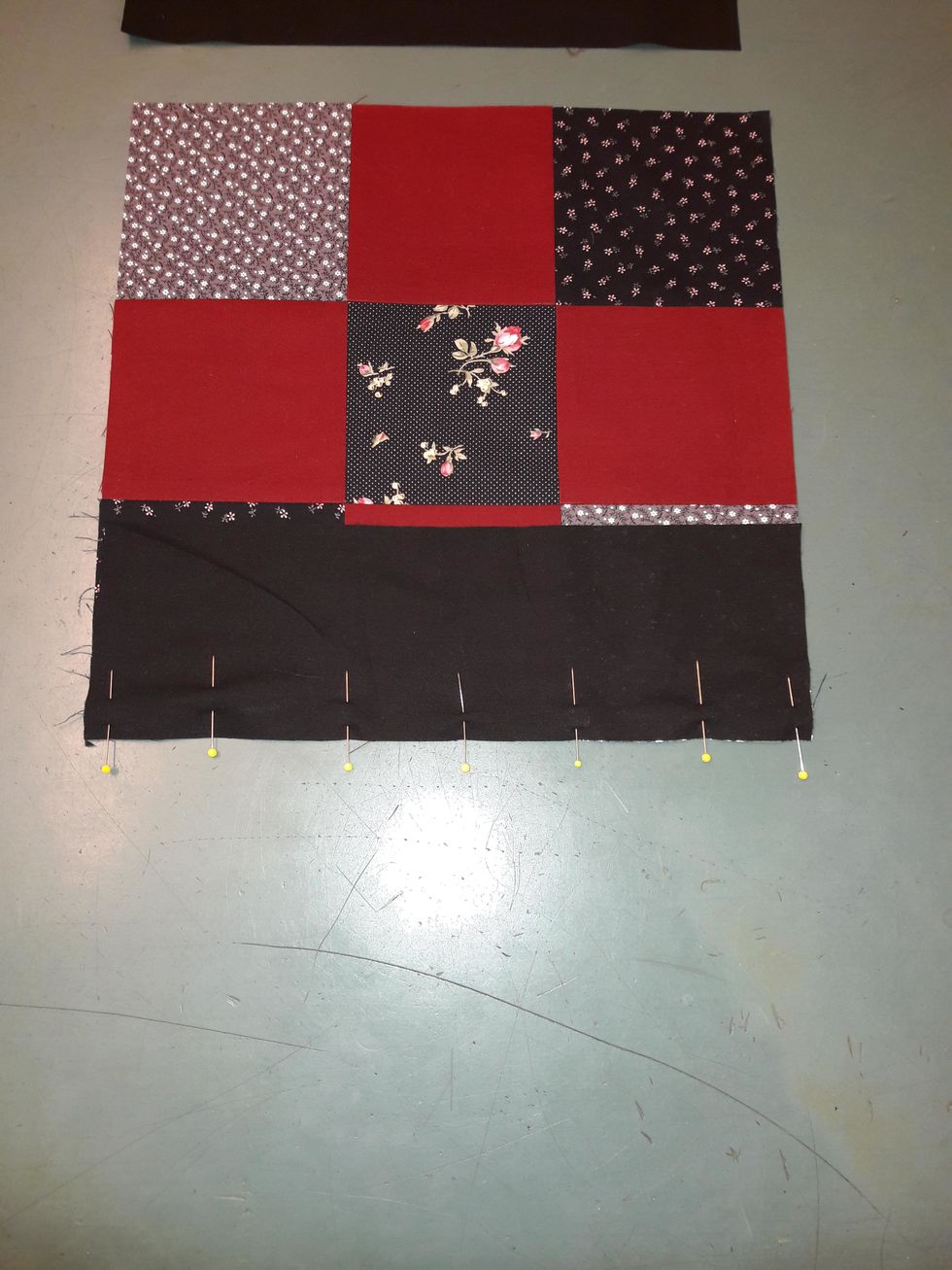 Dags att tv\u00e4rn\u00e5la! B\u00f6rja med att s\u00e4tta en n\u00e5l i varje h\u00f6rn. S\u00e4tt sedan en mittemellan dessa. Forts\u00e4tt att s\u00e4tta n\u00e5lar mittemellan n\u00e5larna tills du har tv\u00e4rn\u00e5lat hela sidan.