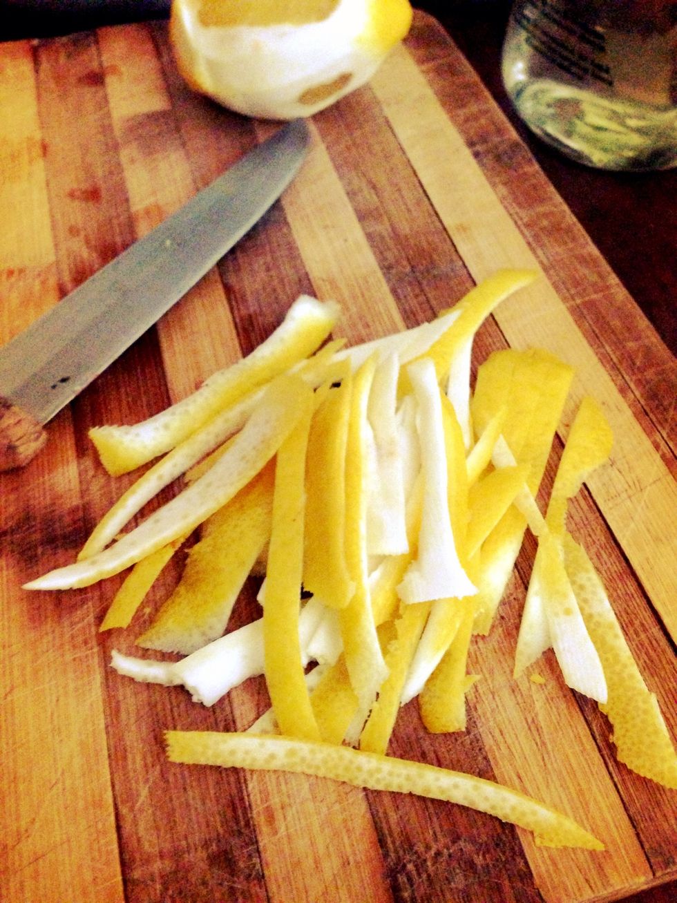 daha sonra limon kabuklar\u0131n\u0131 ince ince do\u011frayal\u0131m