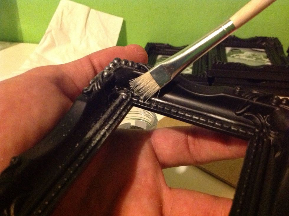 Damos con muy poca pintura pinceladas rasas por los detalles, paredes y de m\u00e1s.