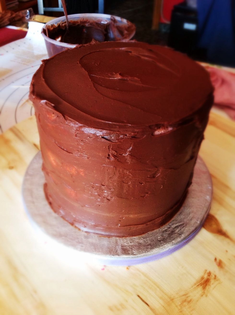 Damos una capa fina de ganache, esta ser\u00e1 la capa anti migas, alisamos un poco y dejamos refrigerar    Unos 30 min " no hace falta alisado perfecto de momento".