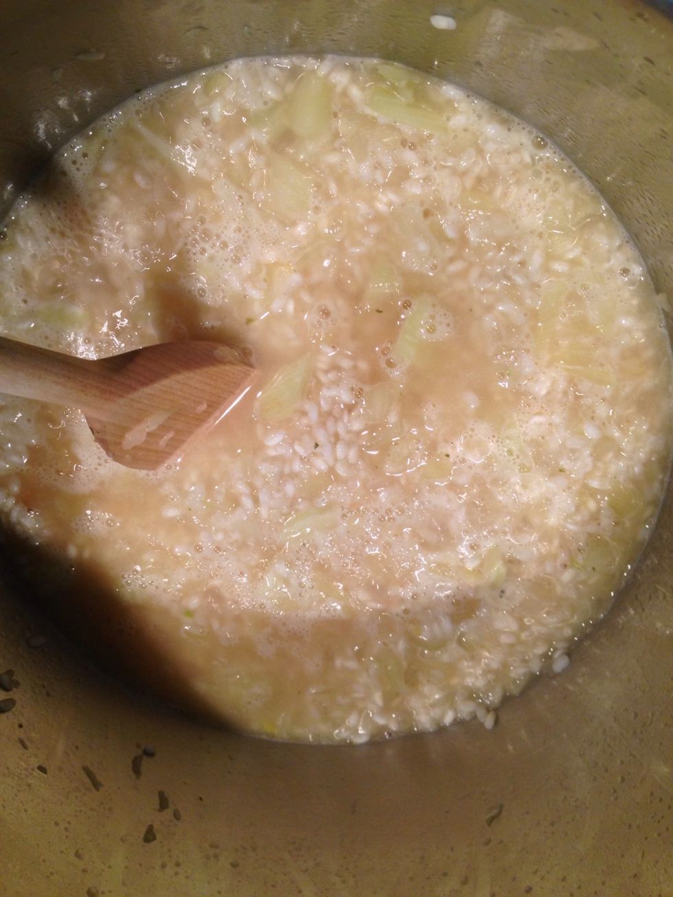 Dann durch periodische Bouillonzugabe daf\u00fcr sorgen, dass der Reis immer leicht unter Wasser ist. Stetig umr\u00fchren und verdunstete Bouillon nachgiessen.