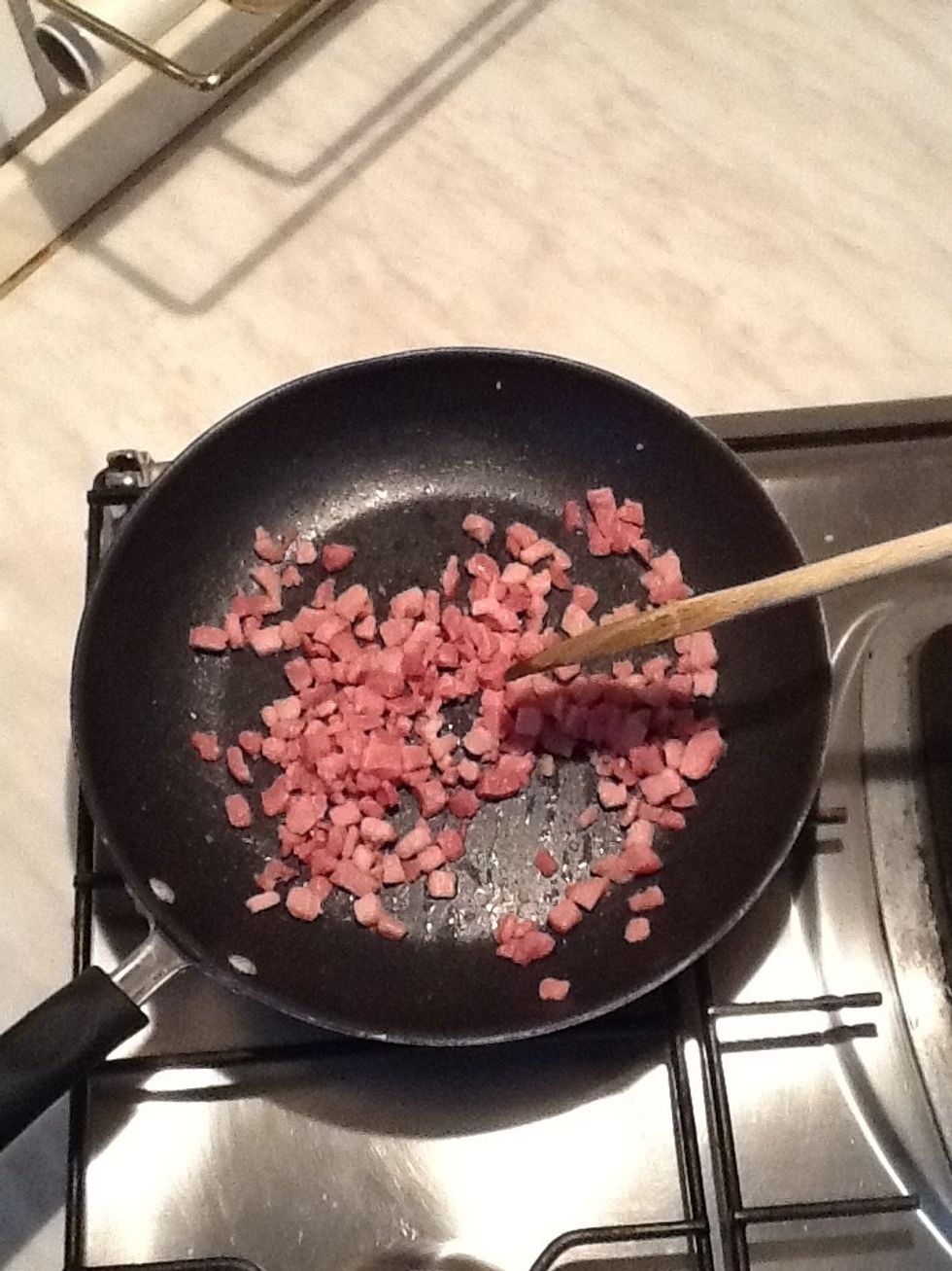 Dans une po\u00eale, faites revenir les petits lardons.