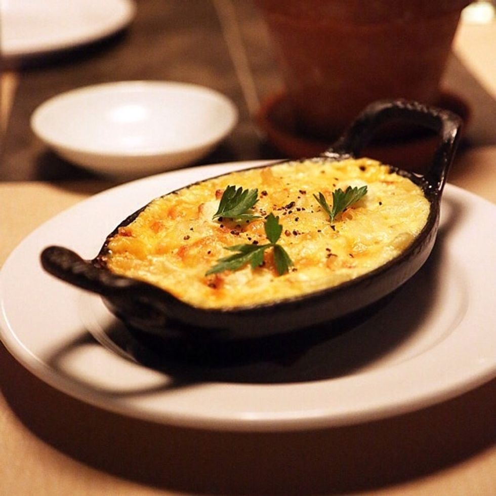 De aperitivo va a tener tres queso macarrones con queso. Se supone que es el plato m\u00e1s famoso en el men\u00fa