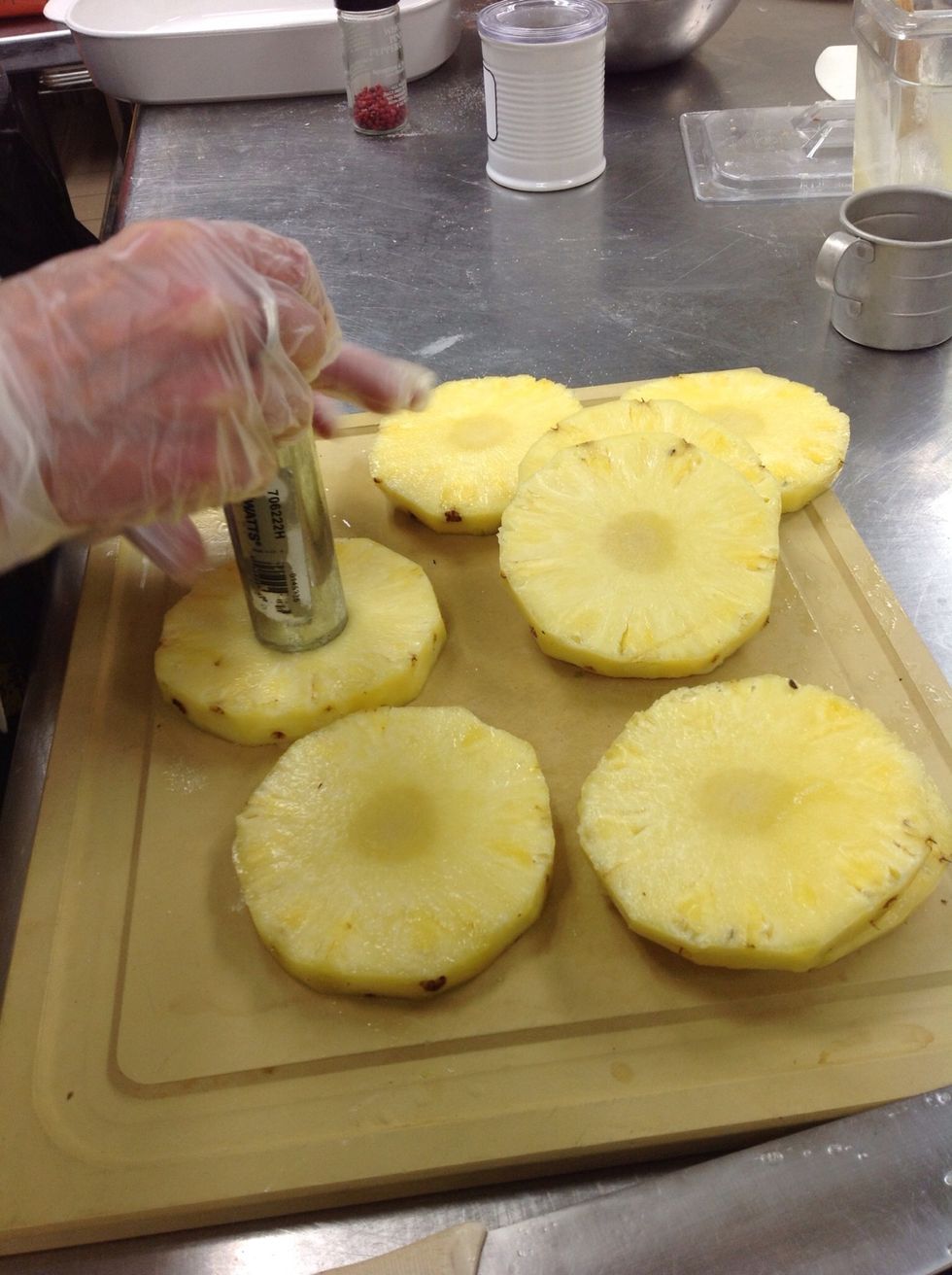 De-core pineapple slices