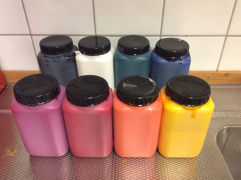 De f\u00e4rgglada f\u00e4rgerna blir snyggast p\u00e5 vit bakgrund.