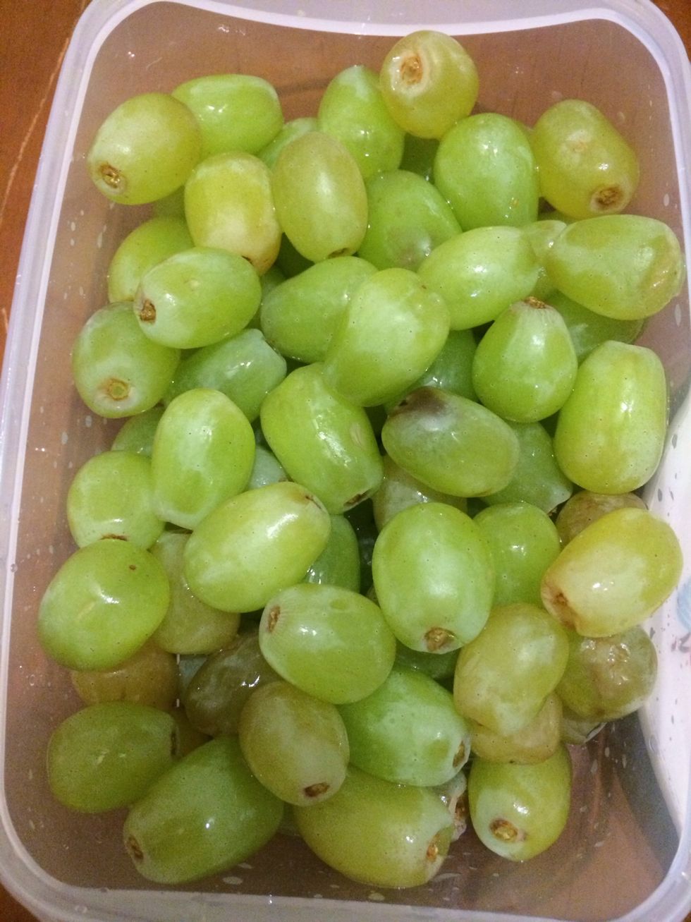 De-stem (is that a word?) and wash your grapes