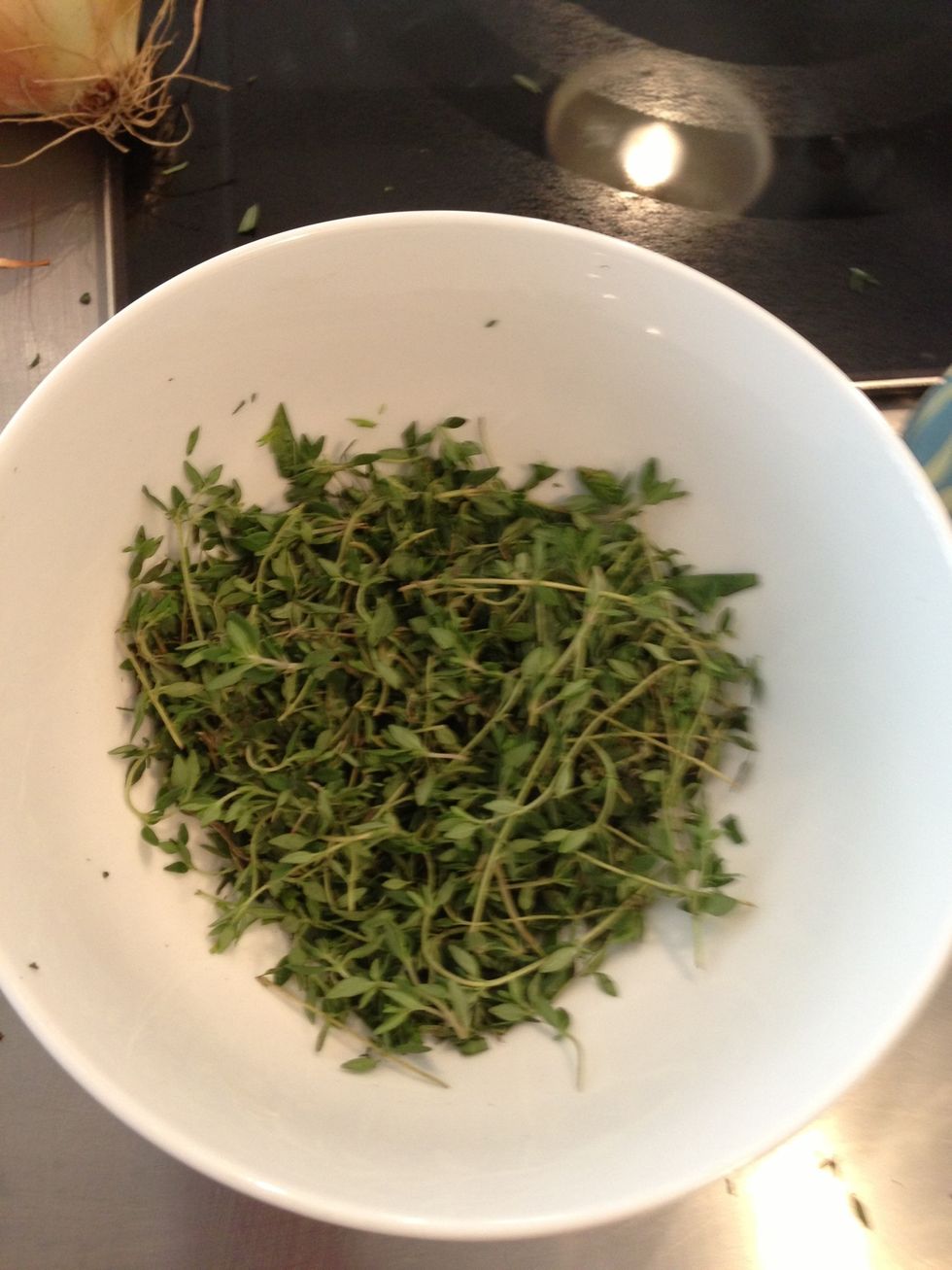 De stem Thyme and tarragon in bowl