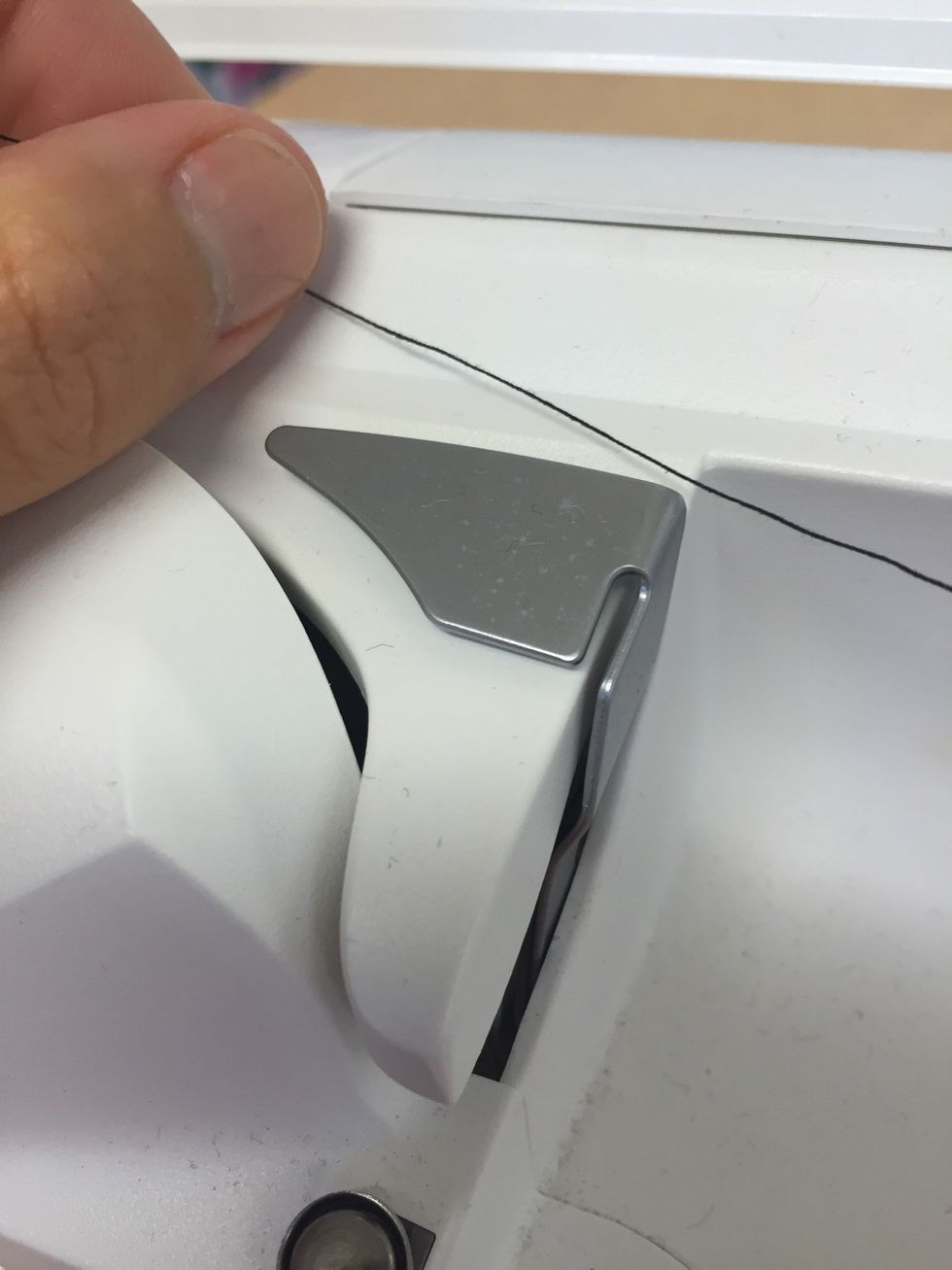 Dea tr\u00e5den ovanf\u00f6r och runt metallbrickan.