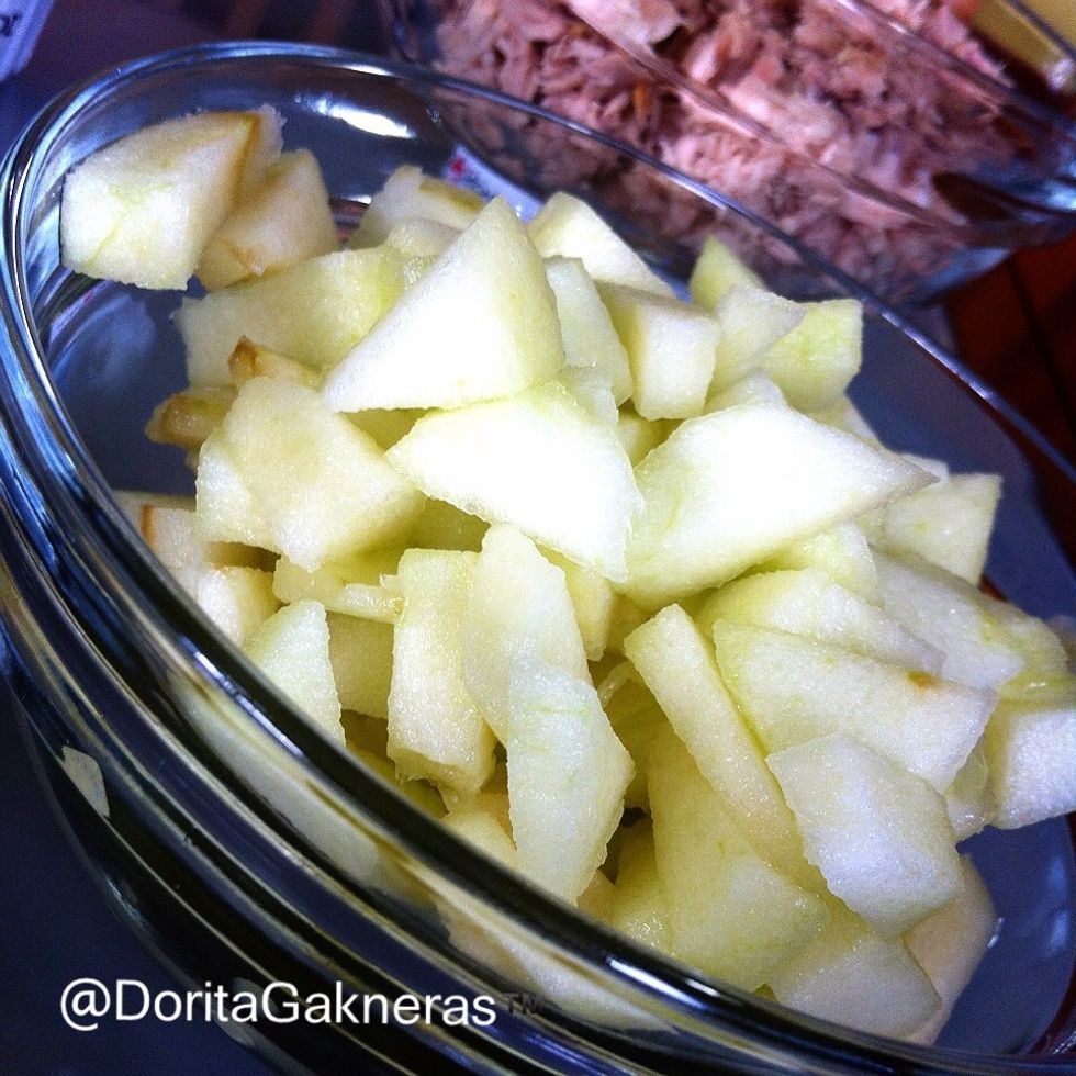 Deber\u00e1n pelearse las manzanas y ser rociadas con jugo de lim\u00f3n. Luego, cortarlas en cubos peque\u00f1os y volver a ba\u00f1ar con jugo de lim\u00f3n. Se evita la oxidaci\u00f3n que mancha la fruta. Pruebe usar pi\u00f1a!