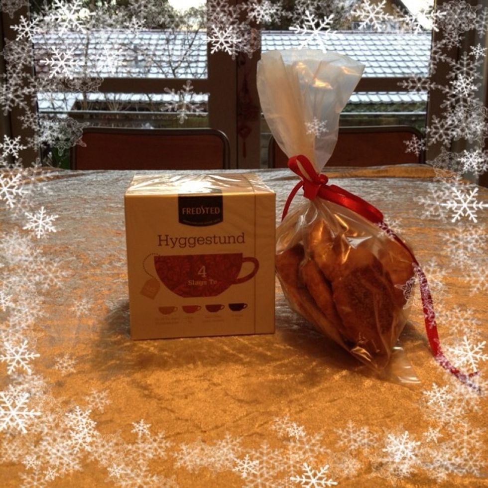 December 9th: Home made cookies from a Danish recipe used traditionally at Christmas. Thin and crispy covered with sugar and cinnamon. Added a box of tee for a cosy winter afternoon