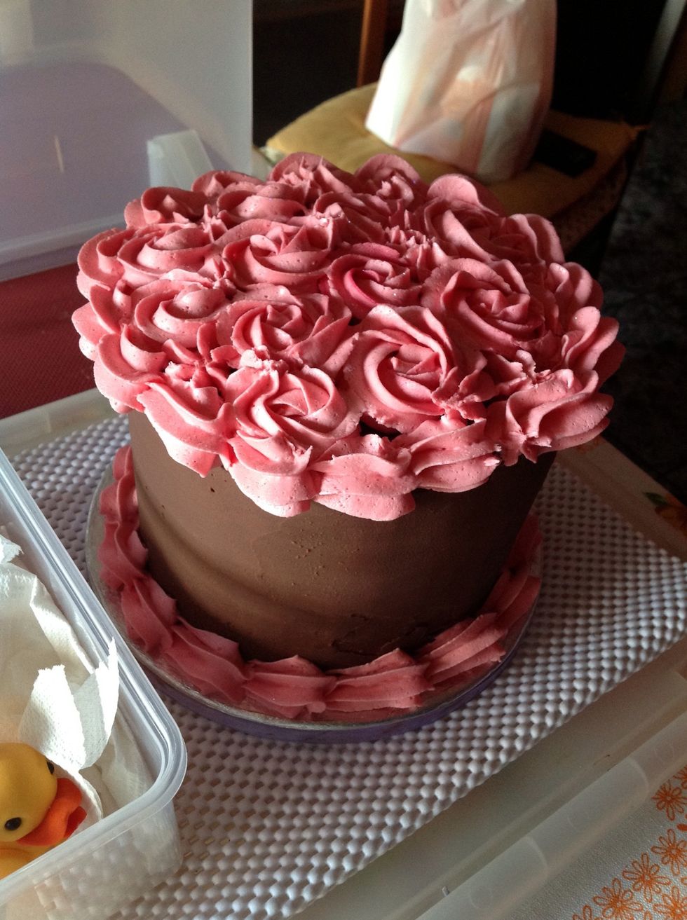 Decoramos la copa con la buttercream y con boquilla 1M WILTON hacemos rosas y en los bordes conchas y ya lo tenemos listo.