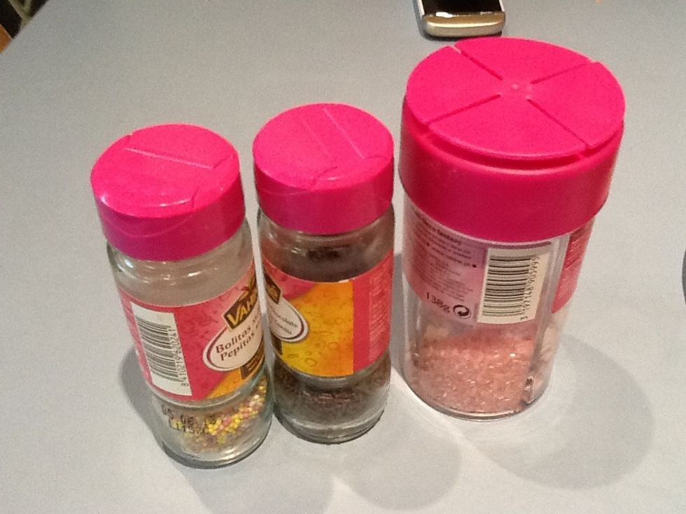Decorar-les, amb boletes de colors, amb virutes, sucre glass, nutella... Bon\u00edssimes!!!