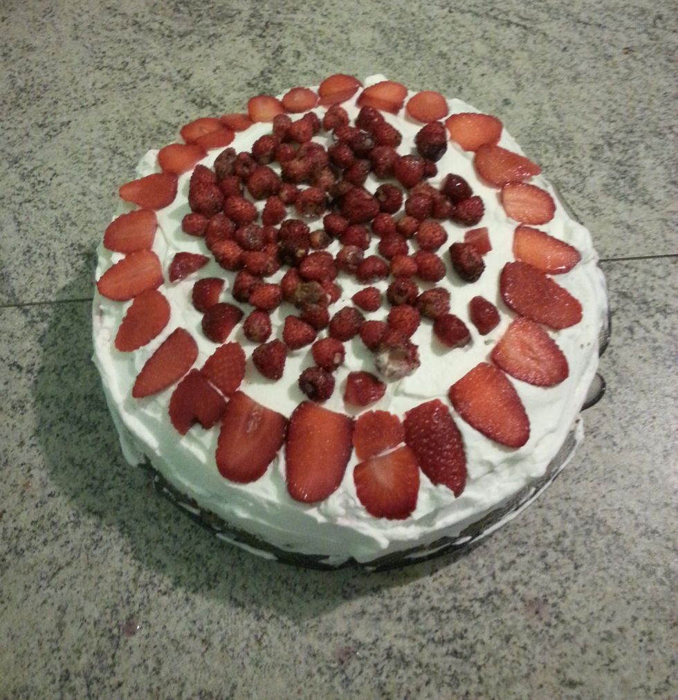 Decorare con i fragoloni rimasti e con le fragoline