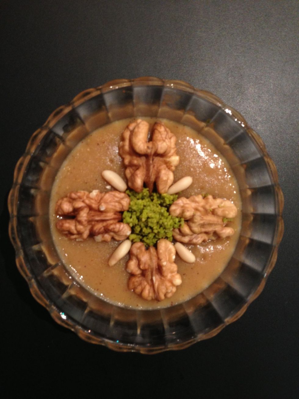 Decorate as you like. If you have time or patience. Otherwise mix walnuts pine seeds pistachios almonds... And sprinkle on the top. Myself I suggest to you few propositions