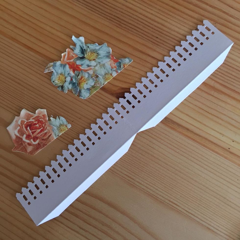 Decorate the fence with flowers.