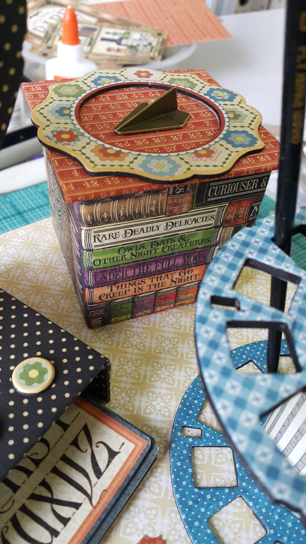 Decorate the lid and done