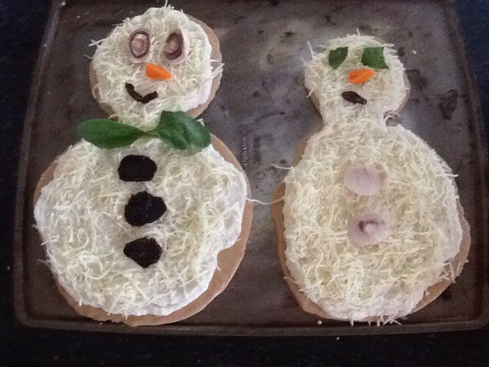 Decorate! We used sliced mushrooms, sun-dried tomatoes, sliced carrots and leaves of baby spinach to make the features on our snowmen.
