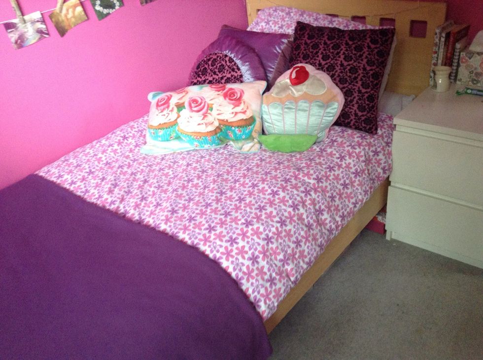 Decorate with decorative pillows for a fun colourful look