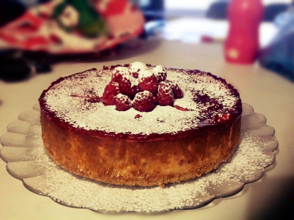 Decorate with ice ing sugar and raspberrys