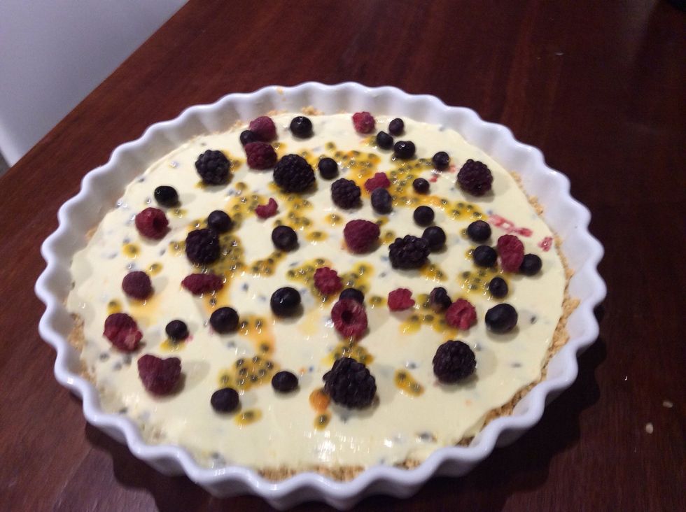 Decorate with the last passion fruit and frozen berries (optional), enjoy!