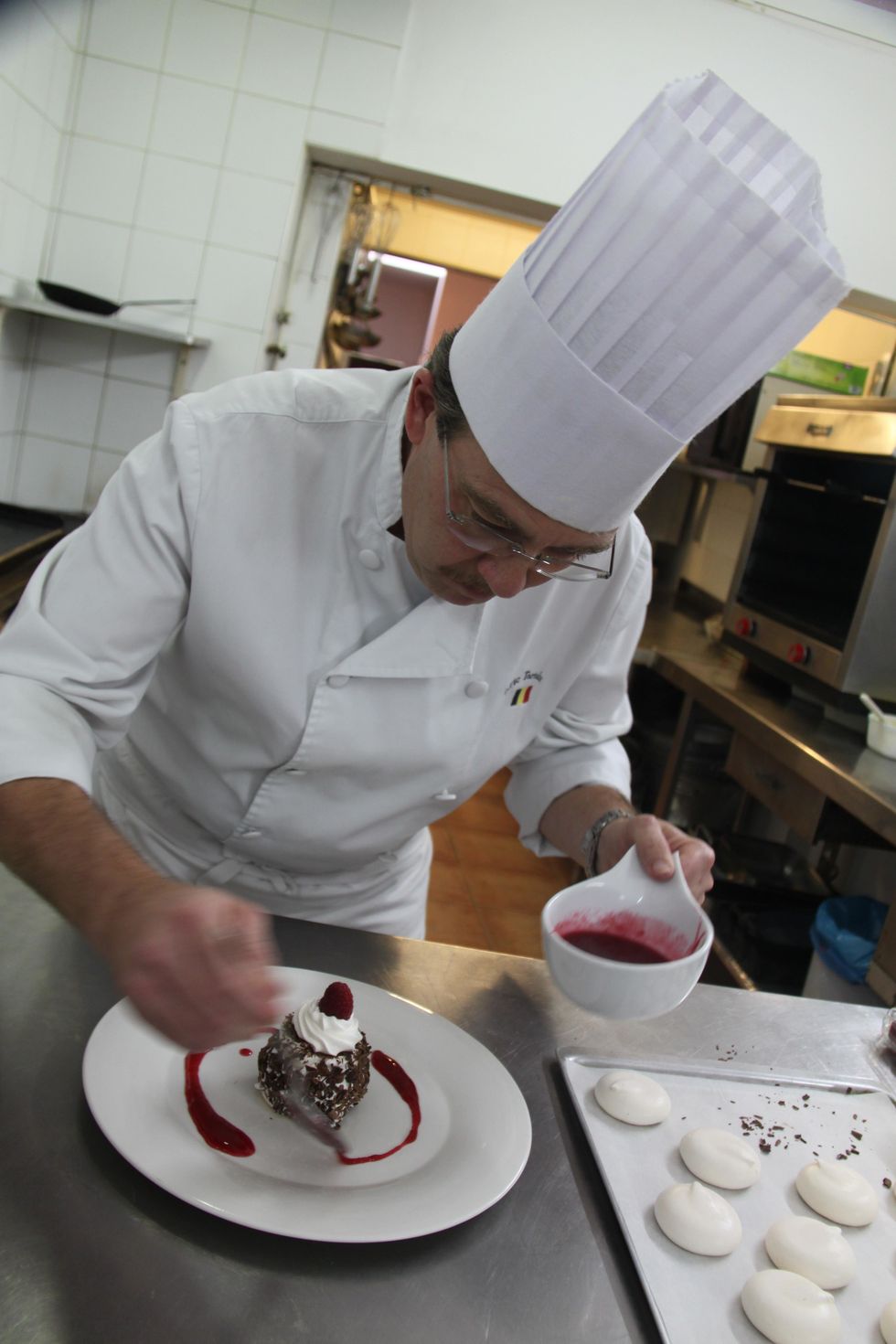 DECORATE YOUR PLATE WITH A RASPBERRY COULIS