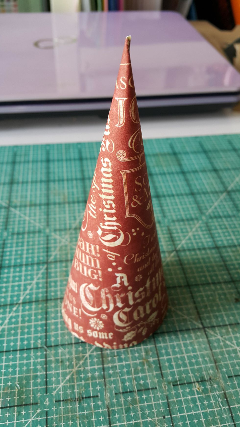 Decoration tips: Cut a piece of quarter circle paper, adhere and form the shape of a tree, you can of course use whatever scraps