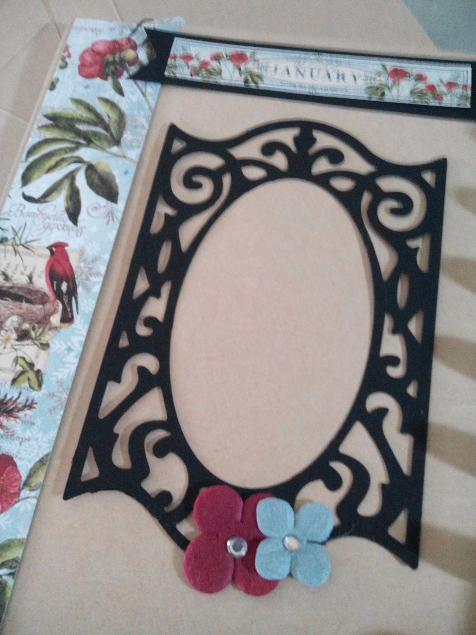 Decore as p\u00e1ginas como pretender. Nos meses \u00edmpares po exemplo foi usado um cortante Sizzix - Framelits com a refer\u00eancia 657557 "Frame, Oval w/Ironwork Edges"
