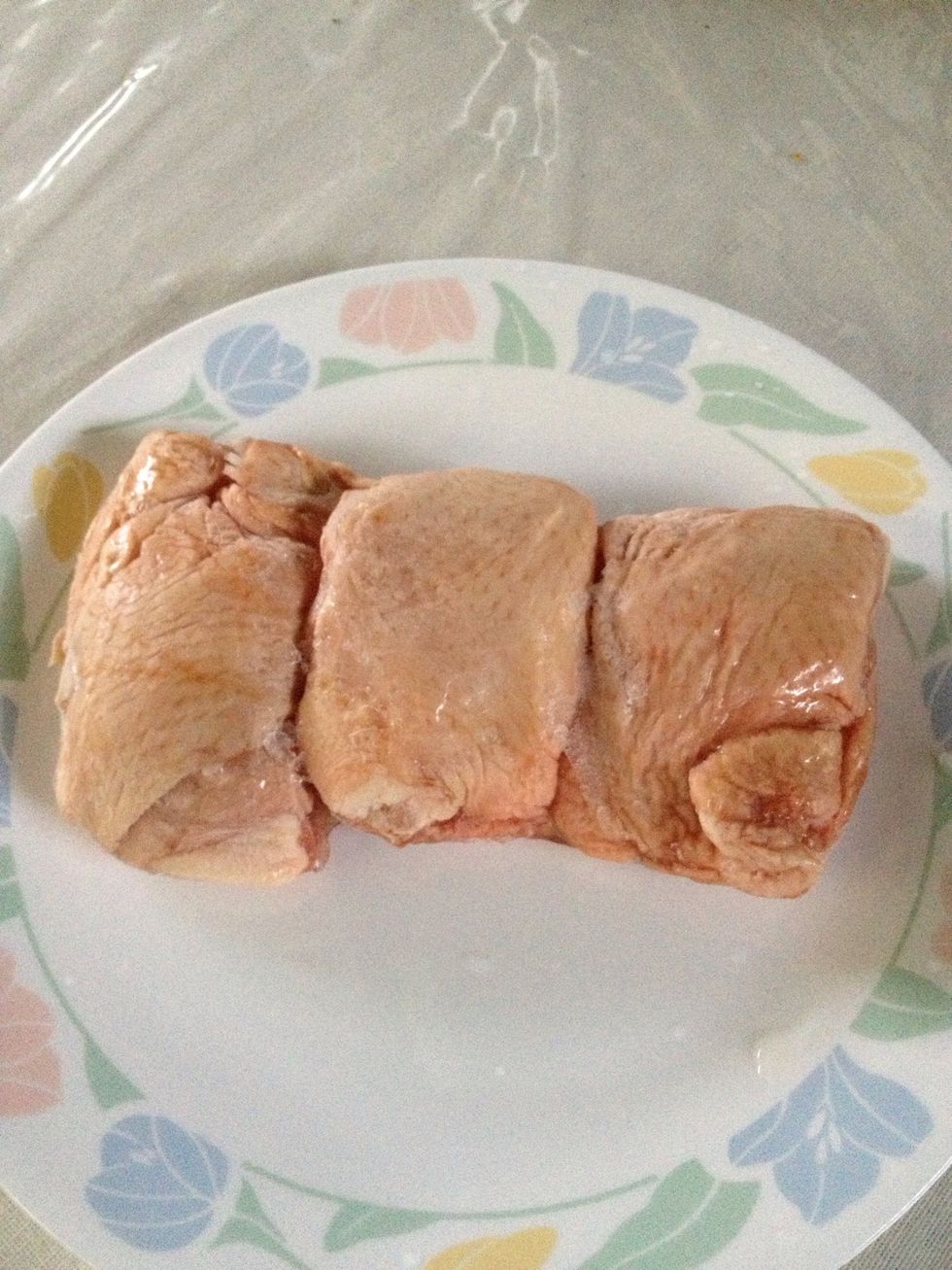 Defrost the chicken and marinade it with soy sauce and pepper. Set aside for 15 mins.