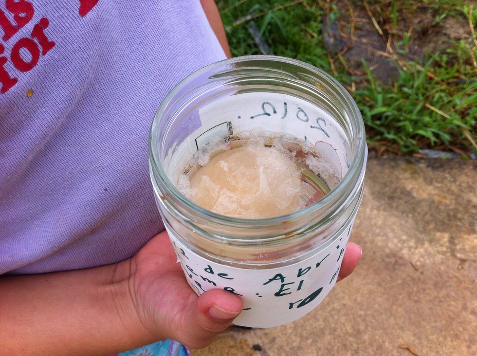 Dejar el envase de cristal lleno de vinagre con el huevo al exterior por 3 d\u00edas.
