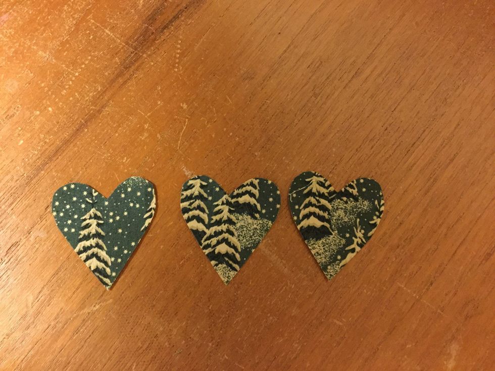 Dekorera ditt pannband. Jag har dekorerat med hj\u00e4rtan. Rita ev. ett hj\u00e4rta , v\u00e4lj tyg och stryk fast vlisofix. Klipp ut hj\u00e4rtat, stryk fast.