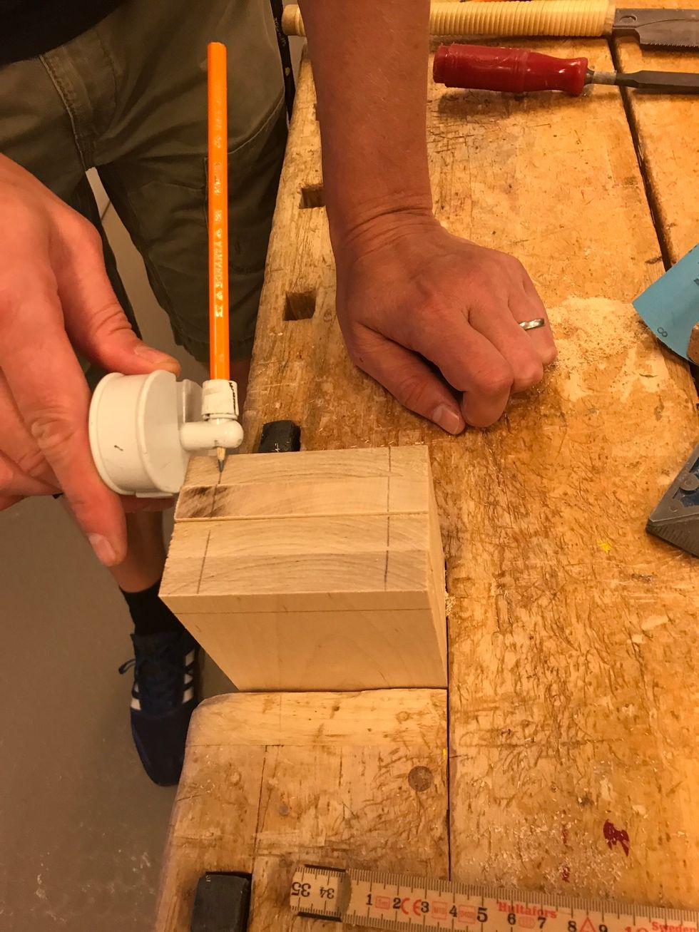 Dela br\u00e4dans bredd i fem delar, st\u00e4ll in strykm\u00e5ttet p\u00e5 resultatet och rita p\u00e5.