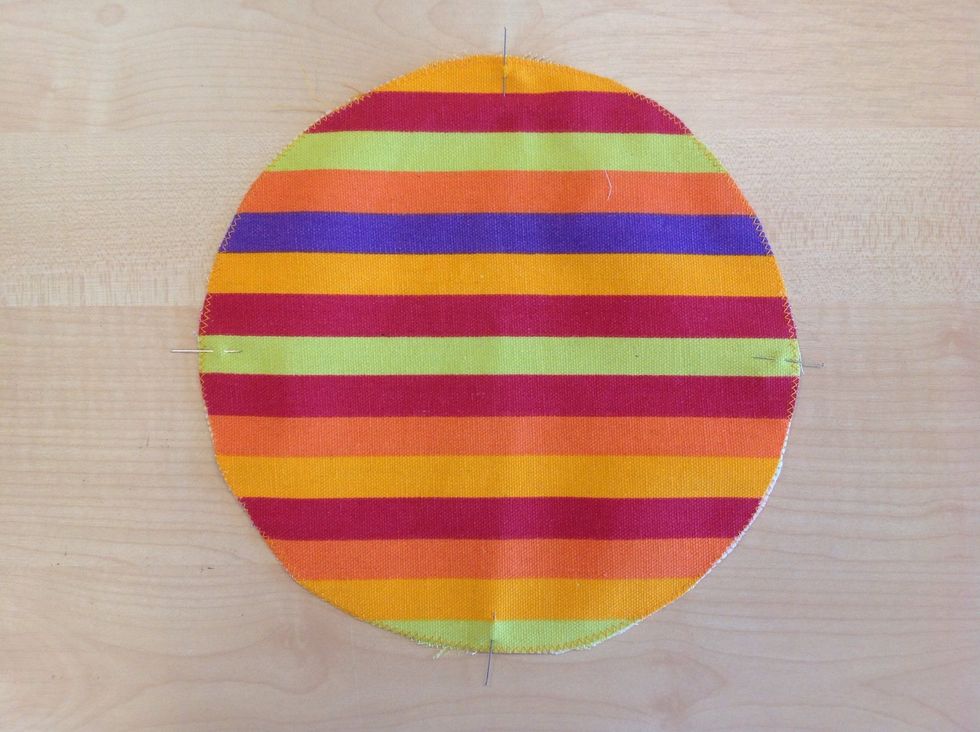 Dela in botten i fj\u00e4rdedelar. Markera med n\u00e5lar eller tygpenna.