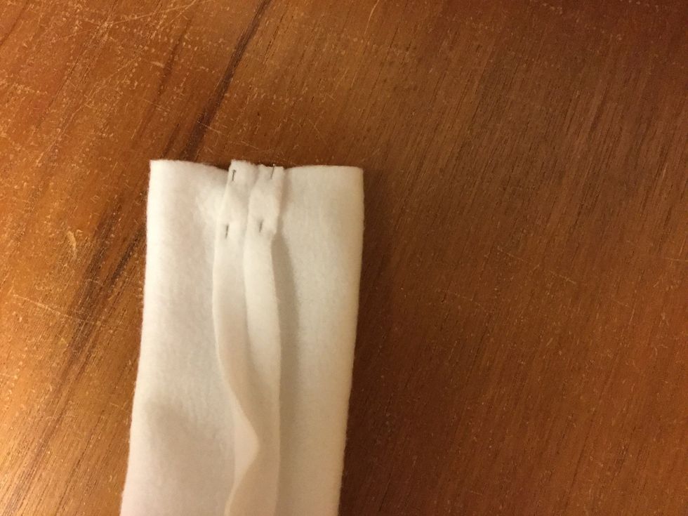 Dela s\u00f6mmen s\u00e5 att den hamnar p\u00e5 mitten av kortsidan. Tv\u00e4rn\u00e5la och sy ihop med raks\u00f6m.