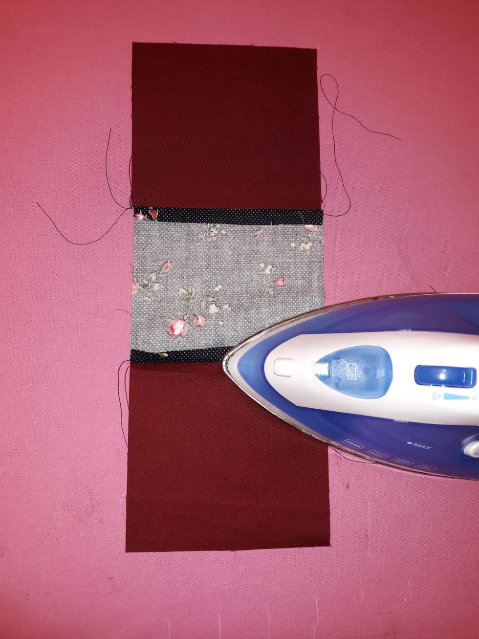 Dela s\u00f6msm\u00e5nen med fingret f\u00f6rst, stryk sen.