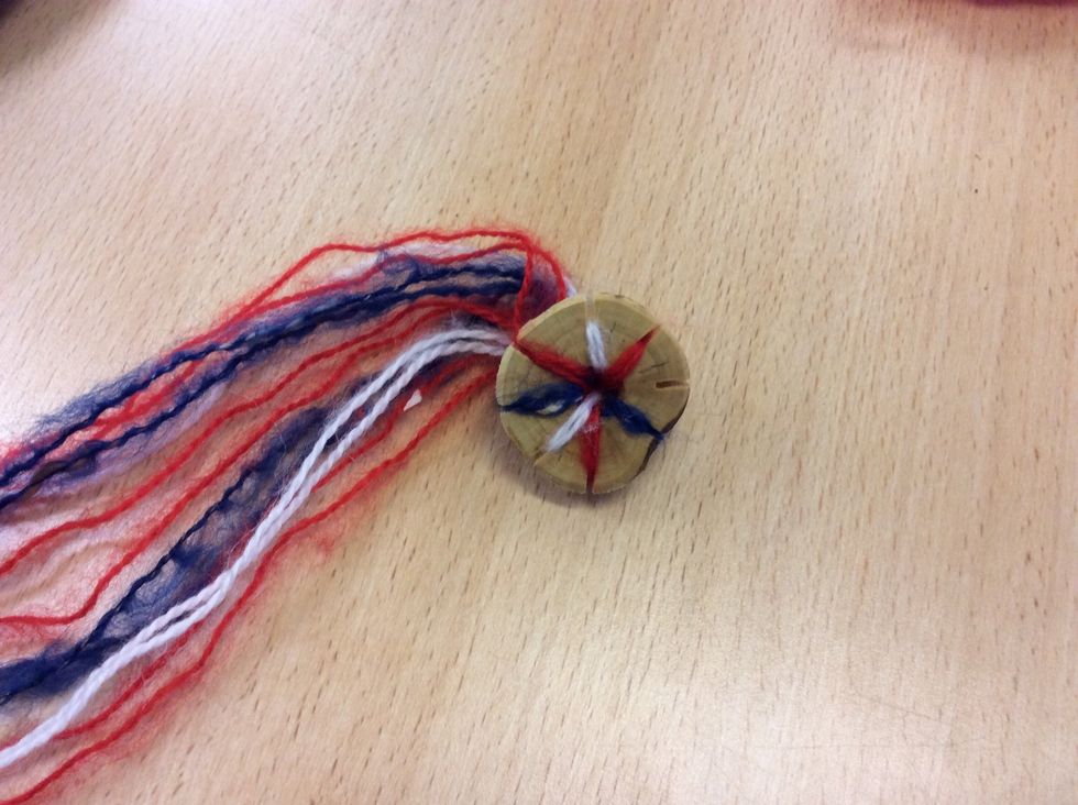 Dela upp garnet tv\u00e5 och tv\u00e5 i varje h\u00e5l. Det ska bli ett \u00f6ver.