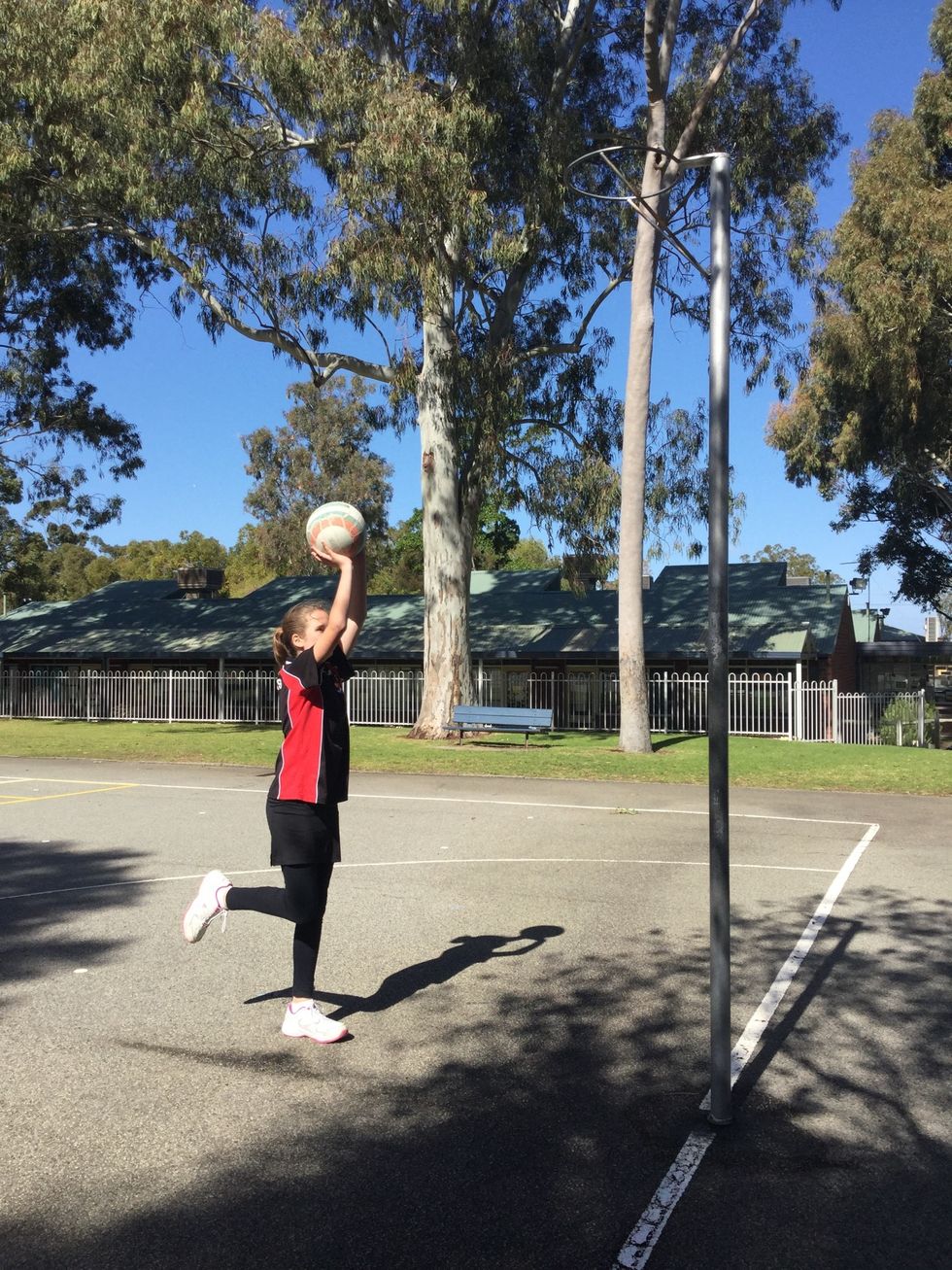 How to shoot a goal in netball 🏐🏐🏐 B+C Guides