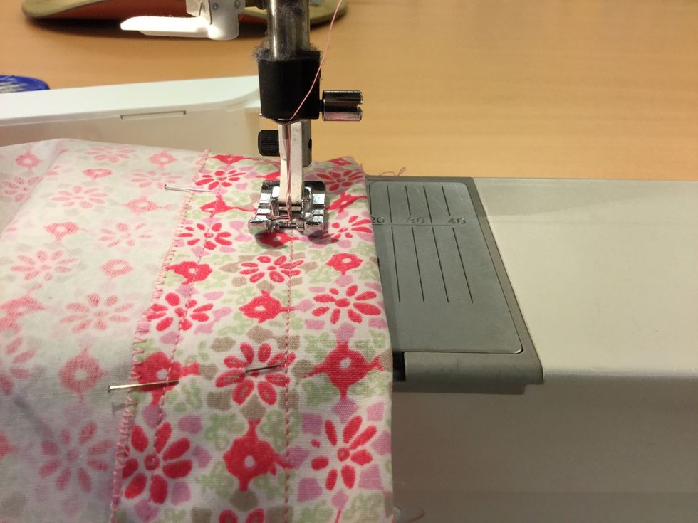 Den andra s\u00f6mmen 2 cm fr\u00e5n den vikta kanten.