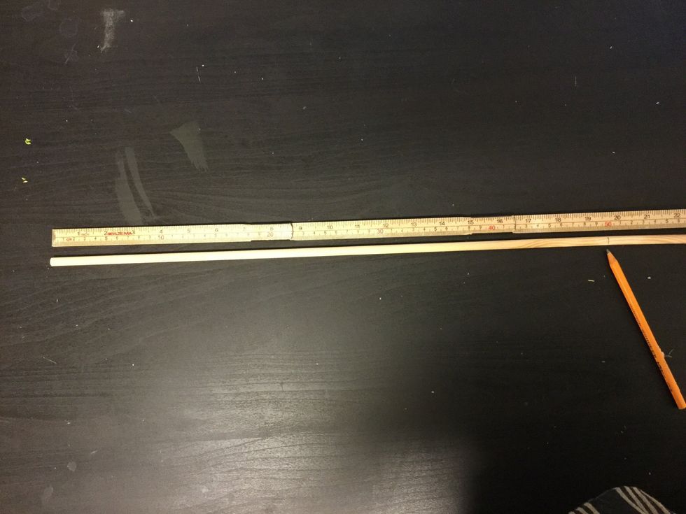 Den l\u00e5nga staven i mitten best\u00e5r av rundstav \u00f8 8mm. M\u00e4t och markera 50 cm.