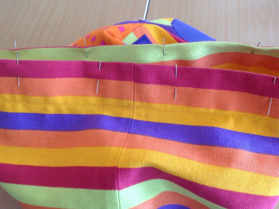 Den siffra du fick n\u00e4r du delade med 10 \u00e4r s\u00e5 m\u00e5nga centimeter du ska ha mellan varje \u00f6ljett. F\u00f6r att inte f\u00e5 en \u00f6ljett precis p\u00e5 s\u00f6mmen ska den hamna mitt emellan tv\u00e5 \u00f6ljetter. Se bild. S\u00e4tt n\u00e5lar.