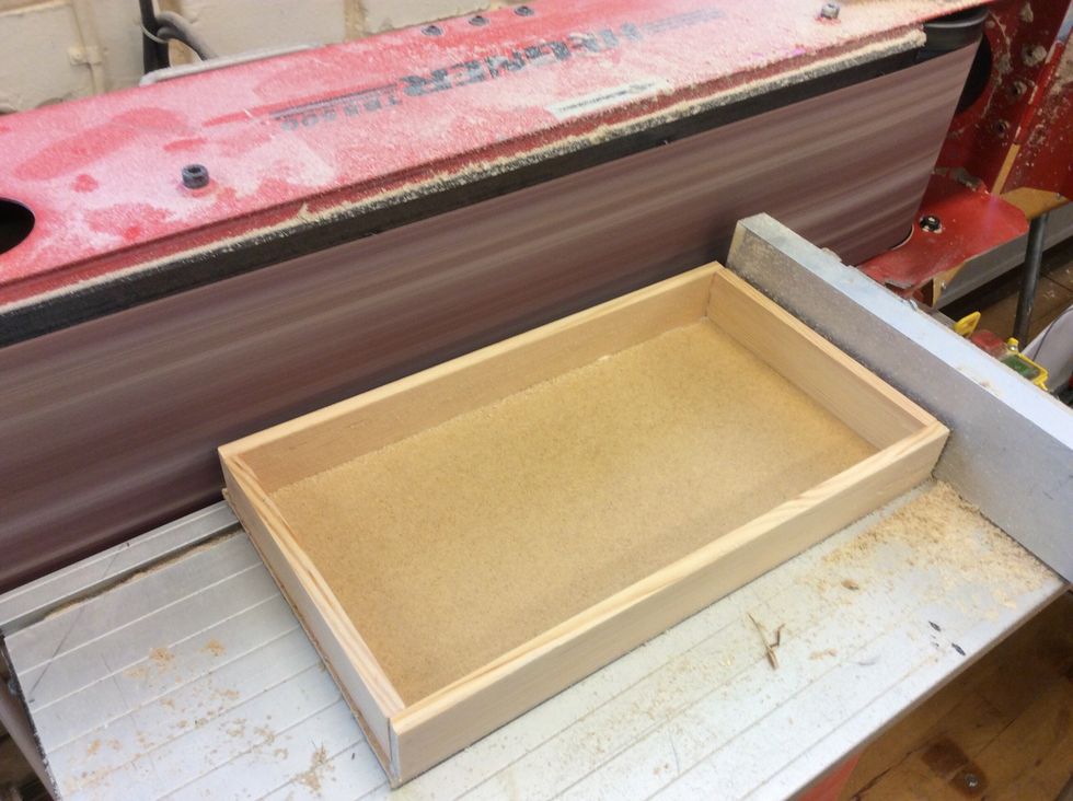 Den sista sidan slipar vi i en putsmaskin. H\u00e4r m\u00e5ste du f\u00e5 instruktioner innan du f\u00e5r k\u00f6ra.