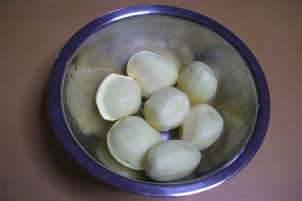 Descasque 1k de batatas lave bem e cozinhe