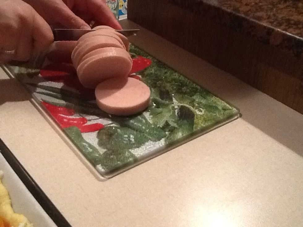 Despr\u00e9s agafem el pernil i el tallem a tires