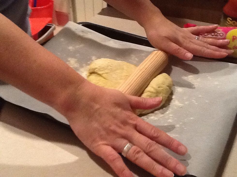 Despr\u00e9s agafem el rodet i estirem la massa