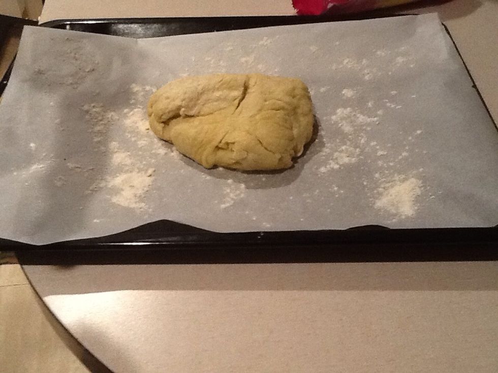 Despr\u00e9s la masa, la posem a sobre de la safata amb una mica de farina, perque no s'enganx\u00ed